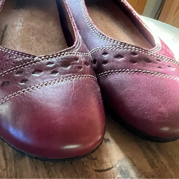 Taos Footwear Women's Sleek Wine Colored Flats - Picture 5 of 6